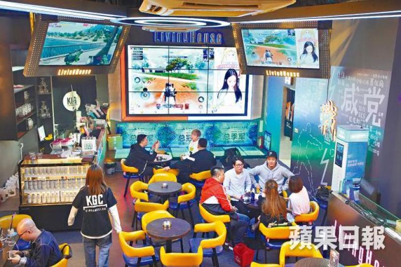 廣州連鎖手遊館透過大螢幕實時播放遊戲畫面。 廣州連鎖手遊館透過大螢幕實時播放遊戲畫面。