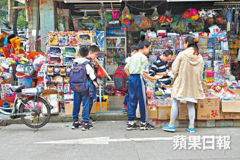內地小學生課後相約買零食及打機。 內地小學生課後相約買零食及打機。