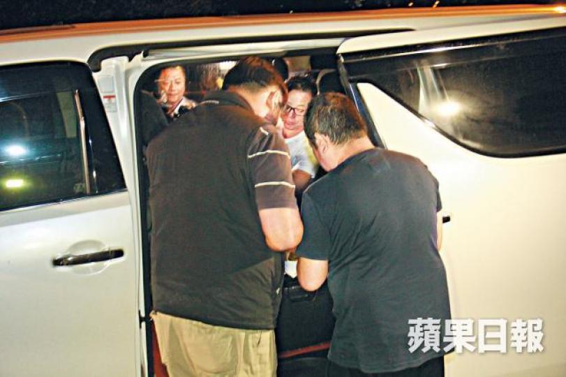 物流公司東主（白衣者）及內地貨車司機（右）協助警方調查。黎志偉攝