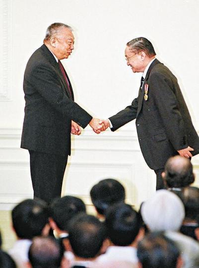 查2000年獲時任特首董建華頒發大紫荊勳章。