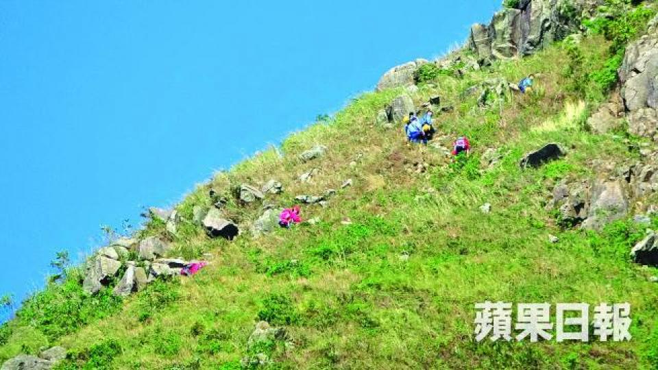 大批搜救人員昨到飛鵝山搜索失蹤行山女子。張培生攝 大批搜救人員昨到飛鵝山搜索失蹤行山女子。張培生攝