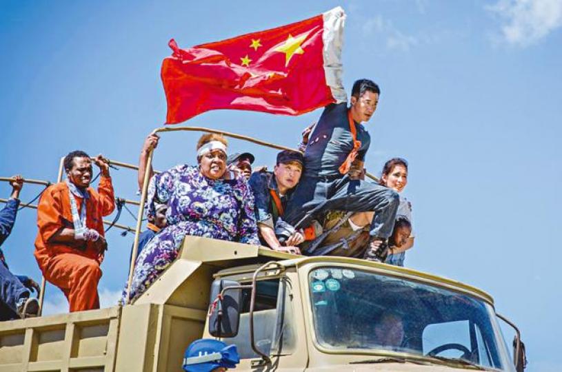 愛國電影《戰狼》系列講述中國特種兵在海外救出中國人的故事。孫宏濤孫宏濤拍到塞班島的設施因颱風受破壞。 愛國電影《戰狼》系列講述中國特種兵在海外救出中國人的故事。孫宏濤孫宏濤拍到塞班島的設施因颱風受破壞。