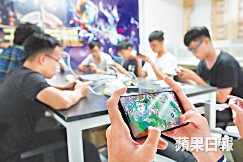 《王者榮耀》成為年輕玩家精神食糧,圖為青訓營訓練情況。《蘋果》記者攝《蘋果》記者實測《王者榮耀》,發現超時打機將被強制下線。 《王者榮耀》成為年輕玩家精神食糧,圖為青訓營訓練情況。《蘋果》記者攝《蘋果》記者實測《王者榮耀》,發現超時打機將被強制下線。