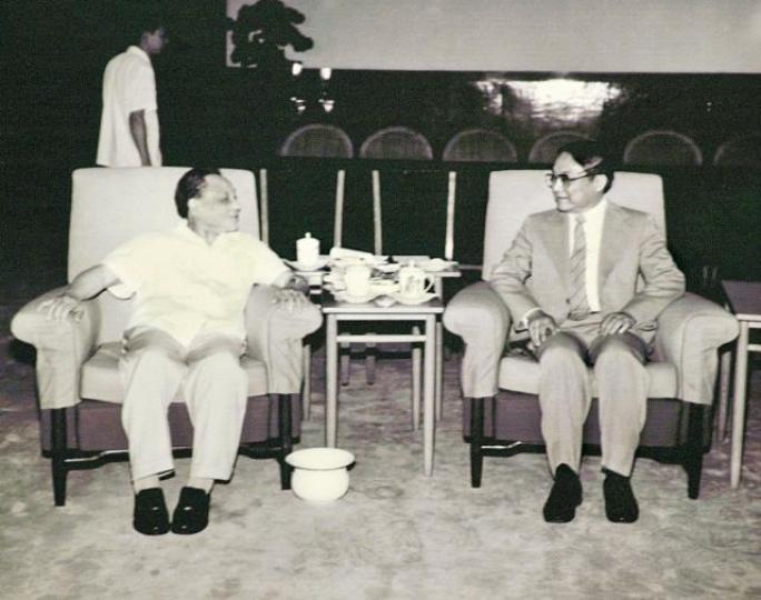 查良鏞1981年獲鄧小平在北京單獨接見，之後開始受到重用。黑白資料圖片中國富商馬雲亦是金庸迷；圖為二人於澳洲合照。查濟民與查良鏞1988年提出保守的「雙查方案」。