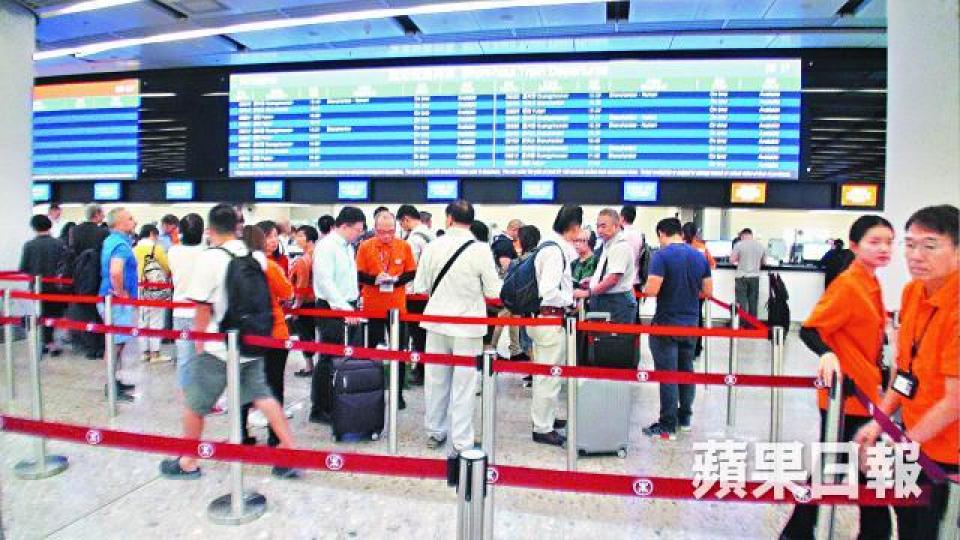 高鐵票務系統故障期間,大批乘客在票務大堂排隊輪候。梁澤岡攝有乘客批評獲發的手寫車票做法兒戲。 高鐵票務系統故障期間,大批乘客在票務大堂排隊輪候。梁澤岡攝有乘客批評獲發的手寫車票做法兒戲。