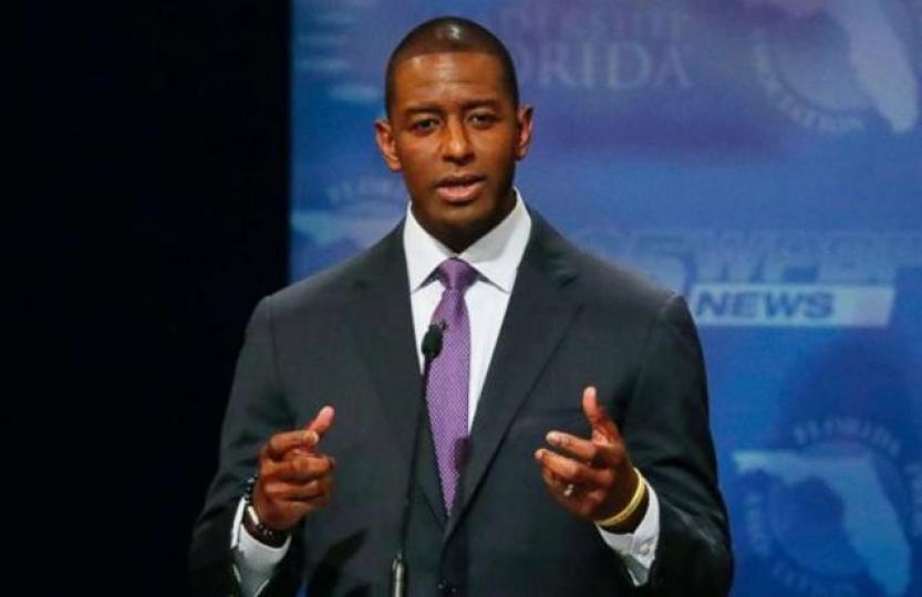 政治新星Andrew Gillum以「不要跟豬摔角」來反駁特朗普,因而躍升成為國際新聞人物。互聯網圖片 政治新星Andrew Gillum以「不要跟豬摔角」來反駁特朗普,因而躍升成為國際新聞人物。互聯網圖片