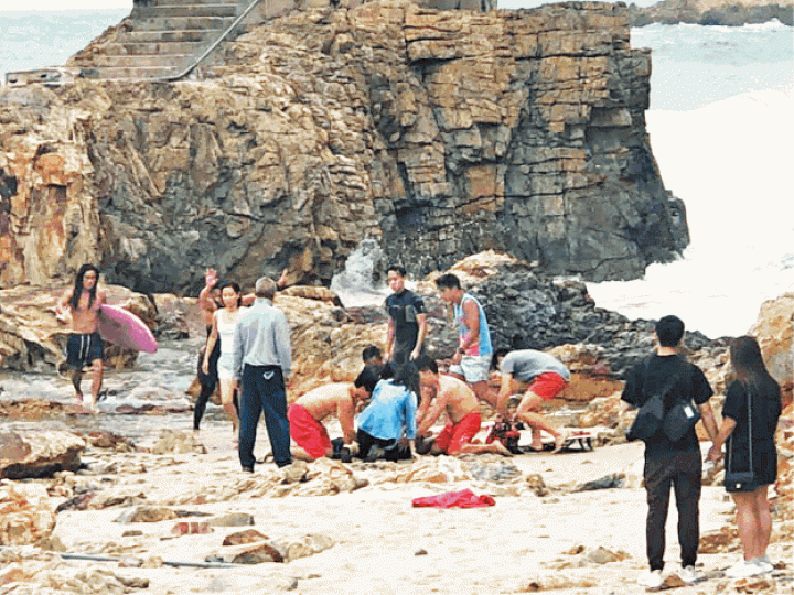 大浪灣滑浪遇溺的青年被救起時已昏迷,救生員為他急救。梁栢堅fb圖片 大浪灣滑浪遇溺的青年被救起時已昏迷,救生員為他急救。梁栢堅fb圖片