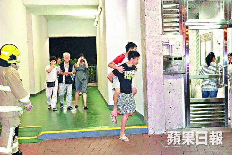 火警期間多名住客逃生到地下。 火警期間多名住客逃生到地下。
