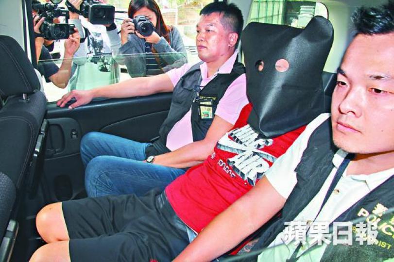 其中一名被捕男子蒙頭帶署調查。 其中一名被捕男子蒙頭帶署調查。