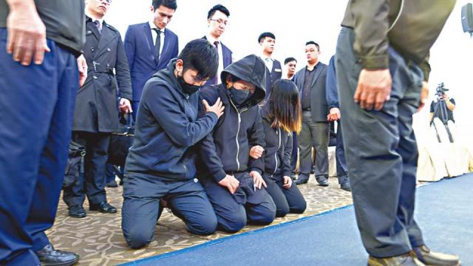 尤振仲(中)在死難者靈前下跪致歉。台灣《蘋果日報》學生唱詩歌悼念罹難師生。 尤振仲(中)在死難者靈前下跪致歉。台灣《蘋果日報》學生唱詩歌悼念罹難師生。
