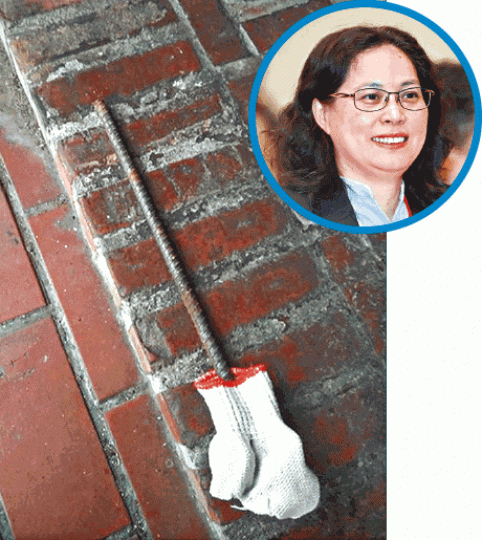 台男襲擊勞動局長賴香伶(圓圖)後公開涉案鋼筋相片。 台男襲擊勞動局長賴香伶(圓圖)後公開涉案鋼筋相片。