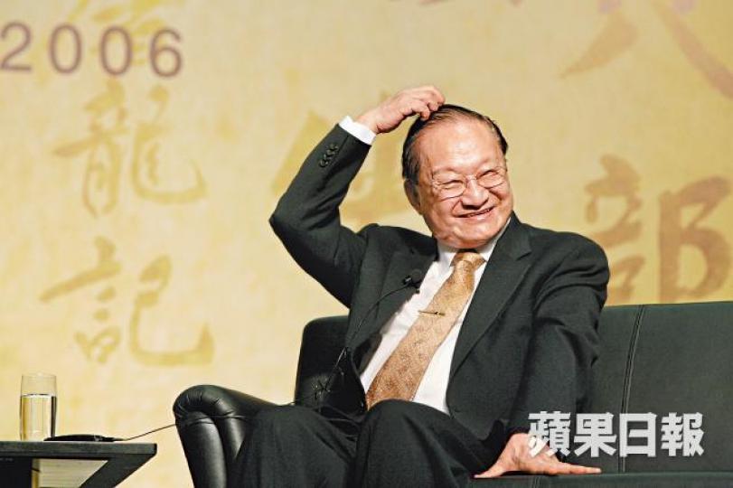 一代文豪查良鏞離世後,兩岸三地官民紛紛表達哀思。資料圖片湖北襄陽民眾前晚響應呼籲,在襄陽古城城牆點亮蠟燭送別金庸。互聯網李純恩指金庸留院期間身上插滿喉管。 一代文豪查良鏞離世後,兩岸三地官民紛紛表達哀思。資料圖片湖北襄陽民眾前晚響應呼籲,在襄陽古城城牆點亮蠟燭送別金庸。互聯網李純恩指金庸留院期間身上插滿喉管。