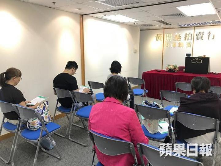 黃開基拍賣行昨公開拍賣環海.東岸單位,但流拍收場。 黃開基拍賣行昨公開拍賣環海.東岸單位,但流拍收場。