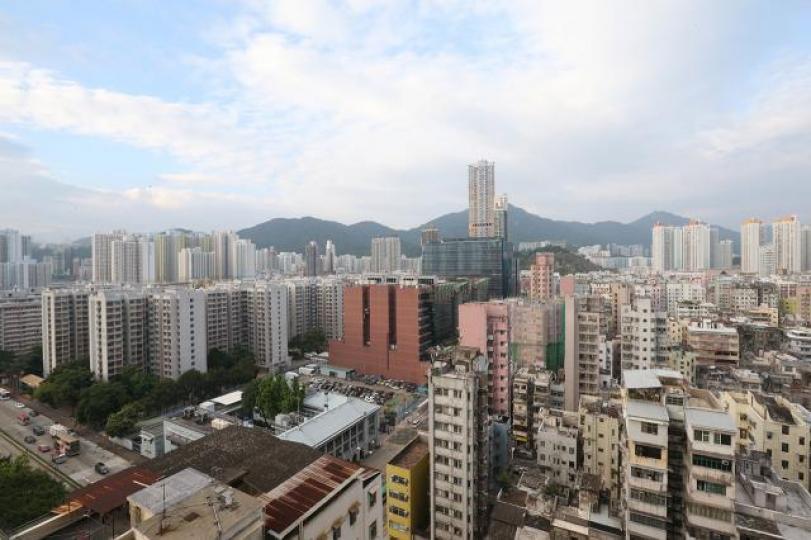 輪候公屋年期長,間接支撐了私樓的租務需求,相信這項需求是樓市的最後防線。資料圖片 輪候公屋年期長,間接支撐了私樓的租務需求,相信這項需求是樓市的最後防線。資料圖片