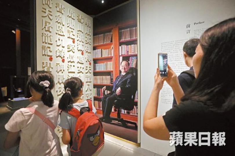 不少金迷昨日一早專程到金庸館參觀。朱永倫攝鄭政恆推介較冷門、有喜劇感的《鴛鴦刀》及金庸自傳式短篇散文《月雲》。《月雲》收錄於2000年出版的《金庸散文》中。 不少金迷昨日一早專程到金庸館參觀。朱永倫攝鄭政恆推介較冷門、有喜劇感的《鴛鴦刀》及金庸自傳式短篇散文《月雲》。《月雲》收錄於2000年出版的《金庸散文》中。