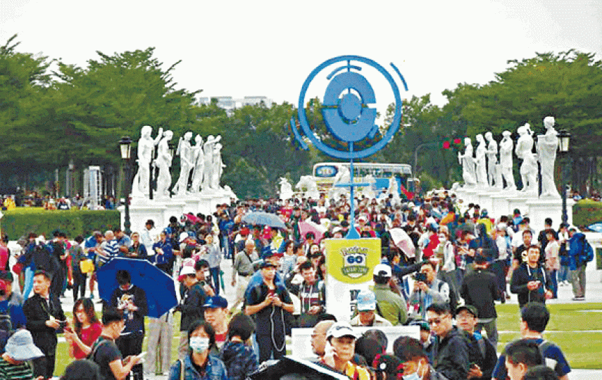 台南奇美博物館湧入大批捉精靈玩家。台灣《蘋果日報》家長為孩子穿上比卡超服裝。 台南奇美博物館湧入大批捉精靈玩家。台灣《蘋果日報》家長為孩子穿上比卡超服裝。