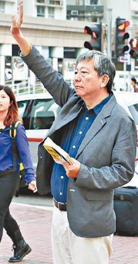 李卓人日前在街頭派傳單。消防到場檢查被燒毀的宣傳單張。 李卓人日前在街頭派傳單。消防到場檢查被燒毀的宣傳單張。