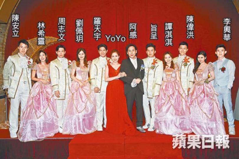 阿感與台灣舞蹈員YoYo結婚兩年,昨日在港補擺喜酒,獲不少圈中好友擔任兄弟、姊妹團。阿感昨日表示原本以為補擺喜酒很輕鬆,但昨日不少場面都令他感動。阿嬌昨晚拖埋未婚夫賴弘國賀好友阿感擺酒。阿感昨日接新娘時被玩,一班兄弟立即瞓身幫手。 阿感與台灣舞蹈員YoYo結婚兩年,昨日在港補擺喜酒,獲不少圈中好友擔任兄弟、姊妹團。阿感昨日表示原本以為補擺喜酒很輕鬆,但昨日不少場面都令他感動。阿嬌昨晚拖埋未婚夫賴弘國賀好友阿感擺酒。阿感昨日接新娘時被玩,一班兄弟立即瞓身幫手。