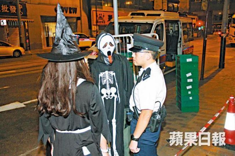 放蛇警員扮成嘩鬼,喬裝乘客打擊黑的。的士司機涉濫收車資斷正被捕。 放蛇警員扮成嘩鬼,喬裝乘客打擊黑的。的士司機涉濫收車資斷正被捕。