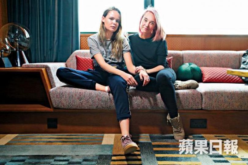 Pussy Riot成員Nika(左)目睹同伴遭毒害,令她更有決心對抗專制政權;旁為另一成員Olya。馬泉崇攝Nika在世盃決賽衝入球場,並與法國前鋒麥巴比擊掌。 Pussy Riot成員Nika(左)目睹同伴遭毒害,令她更有決心對抗專制政權;旁為另一成員Olya。馬泉崇攝Nika在世盃決賽衝入球場,並與法國前鋒麥巴比擊掌。