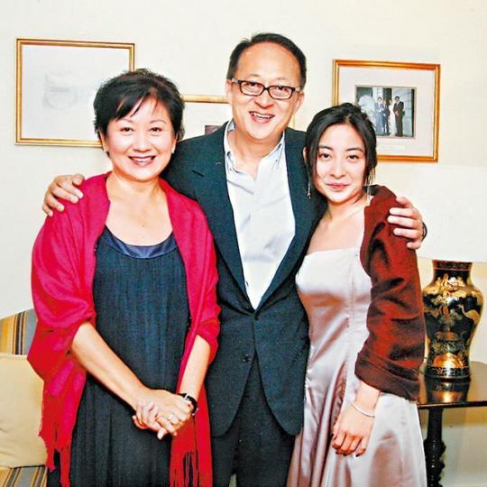 鮑姐和方平婚後育有一女(右),如珠如寶。資料圖片 鮑姐和方平婚後育有一女(右),如珠如寶。資料圖片