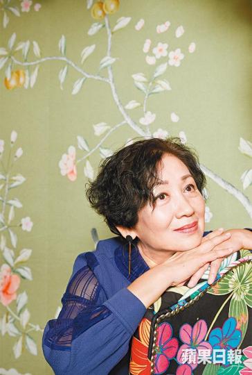 鮑起靜很愛方平,指二人未拍拖前方平常請她吃燕窩,對她非常好。鮑姐與方平拍《白髮魔女傳》時,鄧小平曾去到探班。鮑姐70年代初加入長城成為花旦之一。加盟麗的首拍劇集《大地恩情》,鮑姐指薪酬比拍戲多三倍。劇照鮑起靜在電影《生生》中,與失去親人的孤單小男孩「生生」成為忘年之交。劇照鮑姐生於演藝世家,父親鮑方為電影人,胞弟鮑德熹曾奪奥斯卡最佳攝影獎。 鮑起靜很愛方平,指二人未拍拖前方平常請她吃燕窩,對她非常好。鮑姐與方平拍《白髮魔女傳》時,鄧小平曾去到探班。鮑姐70年代初加入長城成為花旦之一。加盟麗的首拍劇集《大地恩情》,鮑姐指薪酬比拍戲多三倍。劇照鮑起靜在電影《生生》中,與失去親人的孤單小男孩「生生」成為忘年之交。劇照鮑姐生於演藝世家,父親鮑方為電影人,胞弟鮑德熹曾奪奥斯卡最佳攝影獎。