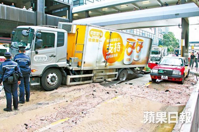港灣道爆食水管致路陷,一輛大家樂貨車左尾轆陷入地洞。 港灣道爆食水管致路陷,一輛大家樂貨車左尾轆陷入地洞。
