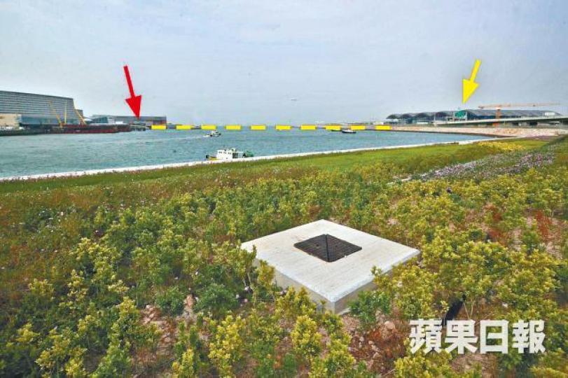 中轉大樓(紅箭嘴示)與港珠澳大橋聯檢大樓(黃箭嘴示)一水之隔,機管局擬建一條360米的封閉橋接駁(虛線示)。謝榮耀攝 中轉大樓(紅箭嘴示)與港珠澳大橋聯檢大樓(黃箭嘴示)一水之隔,機管局擬建一條360米的封閉橋接駁(虛線示)。謝榮耀攝