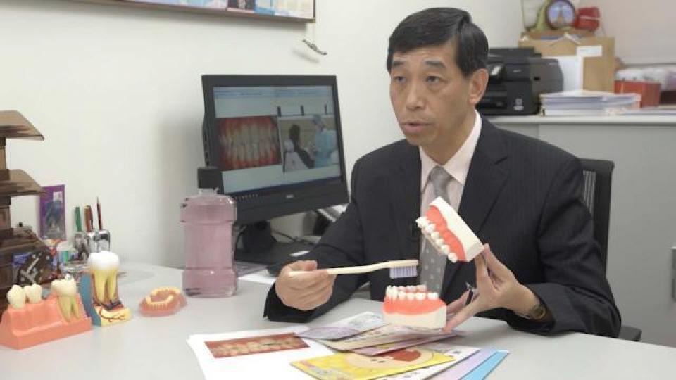 港大牙醫學院盧展民教授 。港人普遍有牙齒排列不齊問題,例如牙齒重疊、生長角度異常等。即使情況輕微,亦足以產生「刷牙死角」引致口臭。刷牙後配合使用漱口水,可以更徹底清潔「刷牙死角」,建議一天可使用漱口水兩次,在刷牙後或正餐後去使用。 港大牙醫學院盧展民教授 。港人普遍有牙齒排列不齊問題,例如牙齒重疊、生長角度異常等。即使情況輕微,亦足以產生「刷牙死角」引致口臭。刷牙後配合使用漱口水,可以更徹底清潔「刷牙死角」,建議一天可使用漱口水兩次,在刷牙後或正餐後去使用。