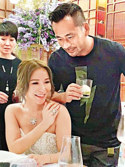 洗米嫂前日生日,洗米華除了大搞party,又為愛妻送上鑽石頸鏈加戒指。周家一齊出巡遊日,洗米華與洗米嫂(左二)沿途亦有偈傾。讀者提供圖片洗米嫂陪住周爸爸過關,細女非常活潑,在旁邊跳跳扎。讀者提供圖片洗米華親自為洗米嫂戴頸鏈,洗米嫂即刻冧晒。洗米華為洗米嫂送上有高踭鞋的蛋糕,更與子女一齊唱生日歌、吹蠟燭。 洗米嫂前日生日,洗米華除了大搞party,又為愛妻送上鑽石頸鏈加戒指。周家一齊出巡遊日,洗米華與洗米嫂(左二)沿途亦有偈傾。讀者提供圖片洗米嫂陪住周爸爸過關,細女非常活潑,在旁邊跳跳扎。讀者提供圖片洗米華親自為洗米嫂戴頸鏈,洗米嫂即刻冧晒。洗米華為洗米嫂送上有高踭鞋的蛋糕,更與子女一齊唱生日歌、吹蠟燭。