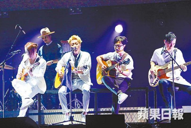 入行12年的SM,前晚首度上紅館開演唱會,全場氣氛熾熱。JW與男友Tarzan(左)澄清以事業為重,仍未有結婚計劃。吳業坤前晚也有到紅館睇騷。 入行12年的SM,前晚首度上紅館開演唱會,全場氣氛熾熱。JW與男友Tarzan(左)澄清以事業為重,仍未有結婚計劃。吳業坤前晚也有到紅館睇騷。