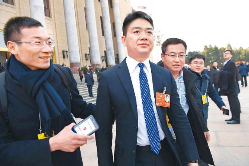 京東CEO劉強東捲入性侵醜聞,令他形象受重創。資料圖片劉強東夫婦上月出席英國皇室婚禮。劉強東因性侵案在美國被捕,當地傳媒廣泛報道。資料圖片 京東CEO劉強東捲入性侵醜聞,令他形象受重創。資料圖片劉強東夫婦上月出席英國皇室婚禮。劉強東因性侵案在美國被捕,當地傳媒廣泛報道。資料圖片