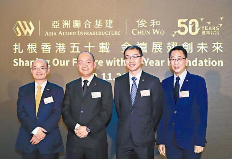 亞洲聯合基建行政總裁彭一邦(右)支持填海;旁為主席彭一庭。 亞洲聯合基建行政總裁彭一邦(右)支持填海;旁為主席彭一庭。