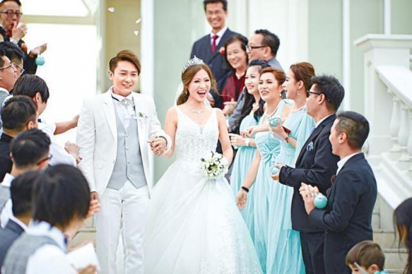 鄭伊娜同潘敬祖日前喺沖繩舉行浪漫婚禮。一對新人交換戒指,非常幸福。鄭伊娜拋花球,最後由紅娘可嵐接到。雖然喺日本行禮,但鄭伊娜都跟足中國傳統着裙褂。 鄭伊娜同潘敬祖日前喺沖繩舉行浪漫婚禮。一對新人交換戒指,非常幸福。鄭伊娜拋花球,最後由紅娘可嵐接到。雖然喺日本行禮,但鄭伊娜都跟足中國傳統着裙褂。