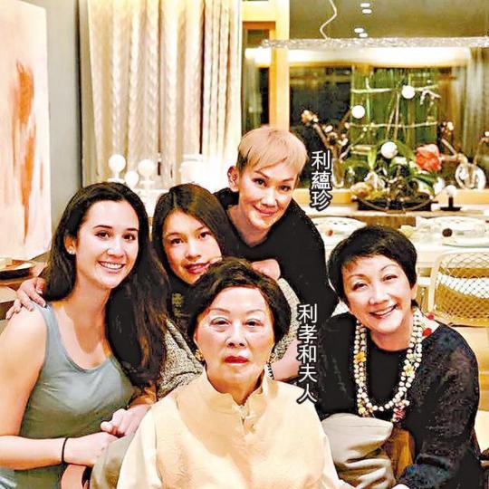 利孝和夫人前晚突傳身體出狀況,女兒利蘊珍否認時稱「媽咪好好。」互聯網圖片利蘊珍(中)昨日出席活動時,心情不錯。 利孝和夫人前晚突傳身體出狀況,女兒利蘊珍否認時稱「媽咪好好。」互聯網圖片利蘊珍(中)昨日出席活動時,心情不錯。