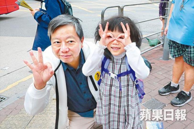 李卓人日前落區宣傳,與小朋友合照。馮檢基(中)早前在fb上載與民協成員李炯(右)落區派單張的相片。資料圖片 李卓人日前落區宣傳,與小朋友合照。馮檢基(中)早前在fb上載與民協成員李炯(右)落區派單張的相片。資料圖片