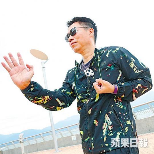 冼國林今年8月受細菌感染,要割眼保命,重獲新生的他早前受訪時,親述病發時的經歷。冼國林病後請了一名保鑣跟身,他指因染病初期腳軟無力才請對方看實自己。冼國林養病期間跟囡囡相處時間多了,早前更一起到慈山寺抄心經。互聯網圖片冼國林跟劉家良學習洪拳,13年出席對方的喪禮。資料圖片冼國林08年投資拍電影《葉問》,令香港掀起一股功夫片熱潮。資料圖片冼國林跟師傅葉準於12年到佛山出席葉問紀念館揭幕儀式。資料圖片冼國林是第一信用(8215)前大股東,病後決定退下火線。資料圖片 冼國林今年8月受細菌感染,要割眼保命,重獲新生的他早前受訪時,親述病發時的經歷。冼國林病後請了一名保鑣跟身,他指因染病初期腳軟無力才請對方看實自己。冼國林養病期間跟囡囡相處時間多了,早前更一起到慈山寺抄心經。互聯網圖片冼國林跟劉家良學習洪拳,13年出席對方的喪禮。資料圖片冼國林08年投資拍電影《葉問》,令香港掀起一股功夫片熱潮。資料圖片冼國林跟師傅葉準於12年到佛山出席葉問紀念館揭幕儀式。資料圖片冼國林是第一信用(8215)前大股東,病後決定退下火線。資料圖片
