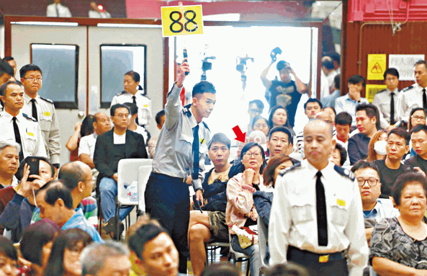 穿粉紅色外套女士(箭嘴示)以52萬元投得最大快餐檔。陳善南攝 穿粉紅色外套女士(箭嘴示)以52萬元投得最大快餐檔。陳善南攝