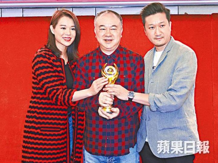 胡杏兒主演的《拾芳》,為高志森(中)帶來首個導演獎項。 胡杏兒主演的《拾芳》,為高志森(中)帶來首個導演獎項。
