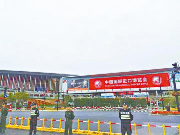 國家會展中心五步一哨,展館四周禁車通行。 國家會展中心五步一哨,展館四周禁車通行。