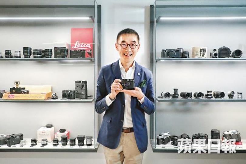 曾是香港大學副校長的蘇彰德,近年以古典Leica相機世界級藏家的身份為人熟識。明年3月展出的一批柯德莉夏萍照片,是蘇彰德在倫敦拍賣得來的。f22攝影空間內的金屬螺旋狀樓梯,是獲獎建築設計,靈感來自光圈葉。 曾是香港大學副校長的蘇彰德,近年以古典Leica相機世界級藏家的身份為人熟識。明年3月展出的一批柯德莉夏萍照片,是蘇彰德在倫敦拍賣得來的。f22攝影空間內的金屬螺旋狀樓梯,是獲獎建築設計,靈感來自光圈葉。