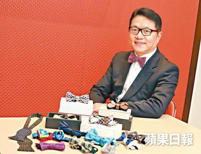 私人銀行家陸庭龍現在幾乎天天上班天天打煲呔。陸庭龍(右三)獲多利時代交易員照片。陸庭龍提供 私人銀行家陸庭龍現在幾乎天天上班天天打煲呔。陸庭龍(右三)獲多利時代交易員照片。陸庭龍提供