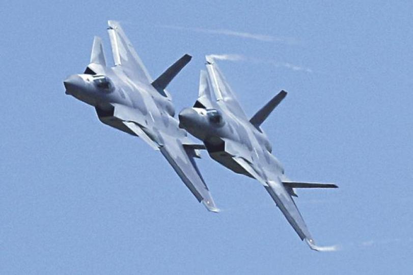 兩架殲20戰機緊貼飛行。 美聯社一架殲10B戰機展示高難度動作。路透社觀眾用望遠鏡觀看飛行表演。 兩架殲20戰機緊貼飛行。 美聯社一架殲10B戰機展示高難度動作。路透社觀眾用望遠鏡觀看飛行表演。