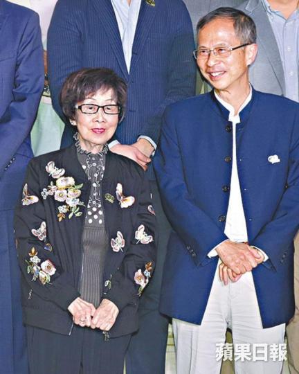 蕭湘昨表示老公李我腦筋仍然靈活,可是現在要卧床,又不能執筆寫字。 蕭湘昨表示老公李我腦筋仍然靈活,可是現在要卧床,又不能執筆寫字。