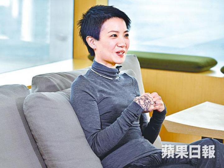 盧凱彤遺作《荒原》奪得「最佳歌曲大獎」,題材是情緒病患者第一身的描述。盧凱彤《荒原》蔡德才希望《荒原》可以引起大眾對情緒病患者的關注。林子祥(左)演繹盧冠廷作曲的《最愛是誰》,兩人一見面即互道近況。Supper Moment憑《橙海》,奪「最佳樂隊演繹」獎項。 盧凱彤遺作《荒原》奪得「最佳歌曲大獎」,題材是情緒病患者第一身的描述。盧凱彤《荒原》蔡德才希望《荒原》可以引起大眾對情緒病患者的關注。林子祥(左)演繹盧冠廷作曲的《最愛是誰》,兩人一見面即互道近況。Supper Moment憑《橙海》,奪「最佳樂隊演繹」獎項。