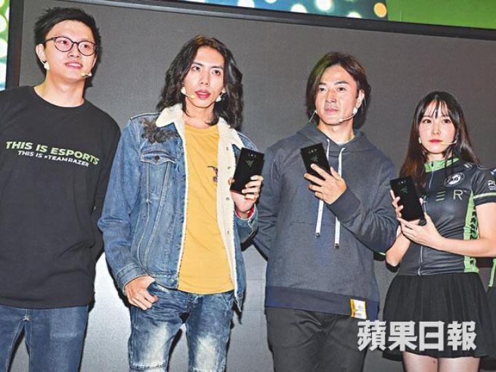 伊健表示很欣賞打機達人達哥(左二)。伊健笑言邊打機邊攞靈感,比玩跑車平很多。 伊健表示很欣賞打機達人達哥(左二)。伊健笑言邊打機邊攞靈感,比玩跑車平很多。