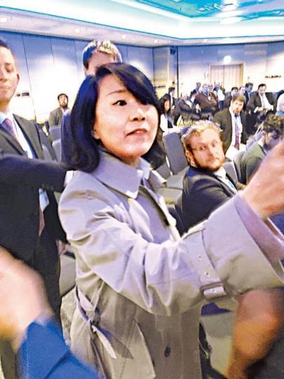 央視女記者孔琳琳9月底在英國保守黨年會上大吵大鬧。