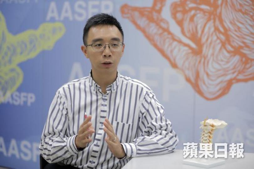 註冊物理治療師梁澤祺稱,刷牙時倘雙腳完全企直並彎腰,會令大腿後肌過緊及盆骨欠靈活,造成腰椎受壓。黃心怡攝 註冊物理治療師梁澤祺稱,刷牙時倘雙腳完全企直並彎腰,會令大腿後肌過緊及盆骨欠靈活,造成腰椎受壓。黃心怡攝