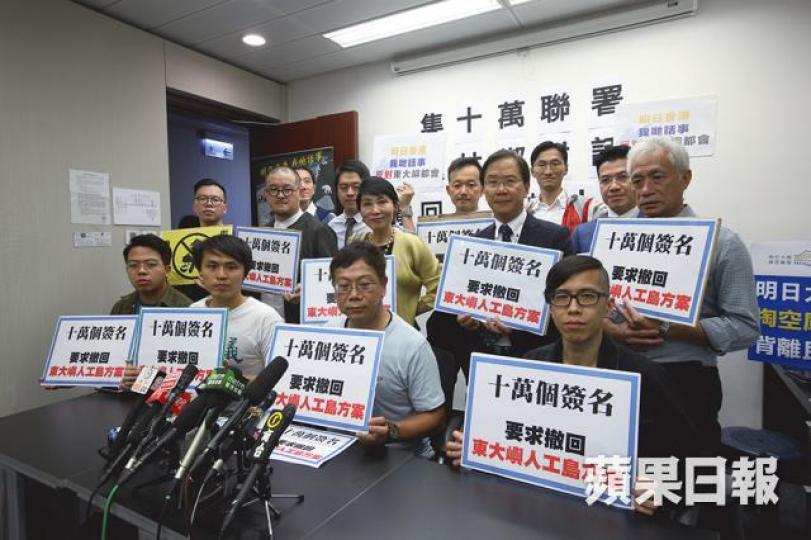 守護大嶼聯盟至今已收到逾3萬個簽名，期望林鄭正視民意，勿一意孤行強推人工島計劃。李潤芳攝
