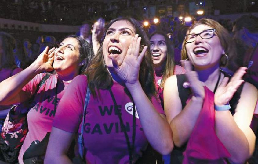 女選民為當選加州州長的紐森歡呼。 女選民為當選加州州長的紐森歡呼。